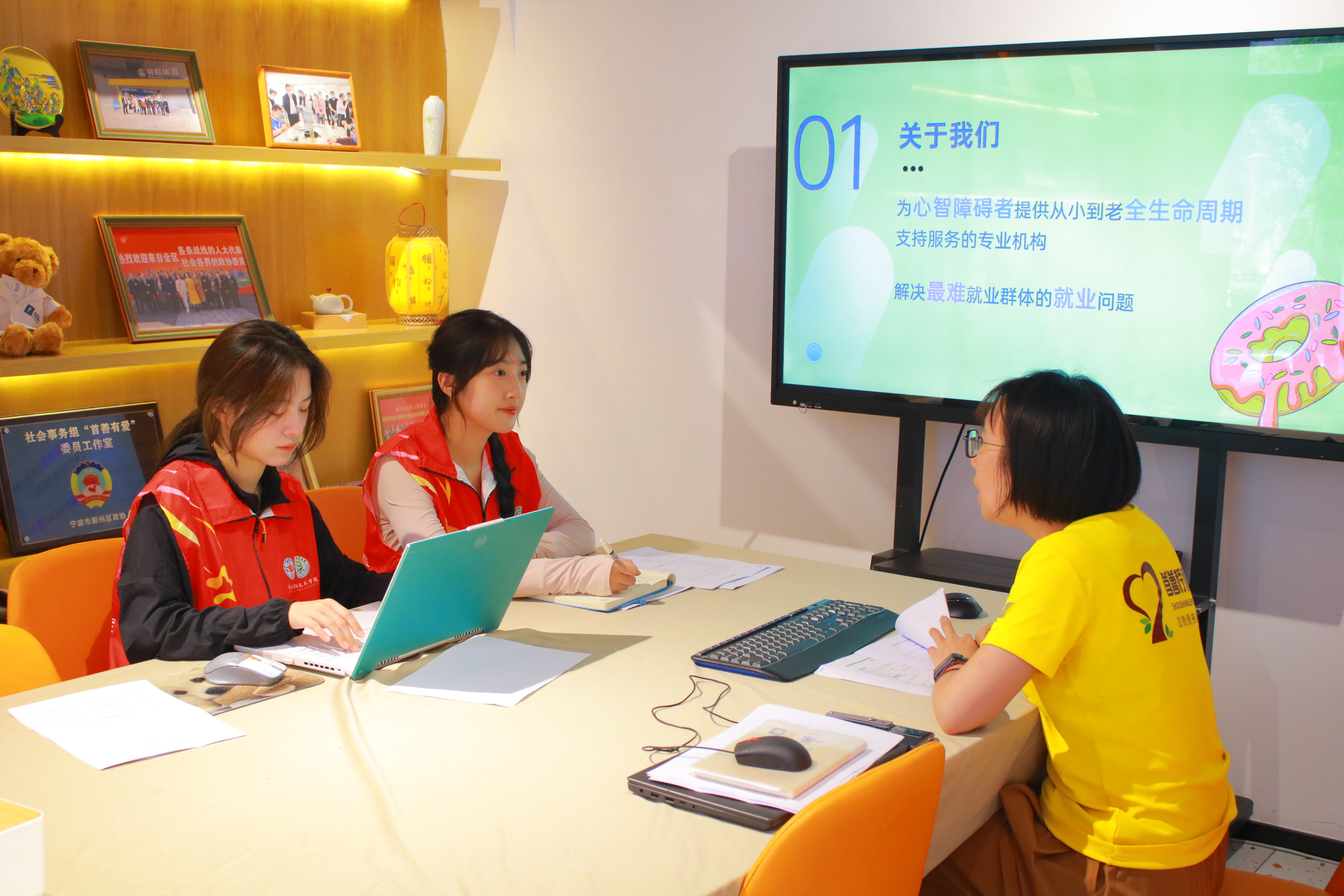 “心舟導航”大齡孤獨癥職業訓練實踐隊走訪調研 學校供圖1.JPG