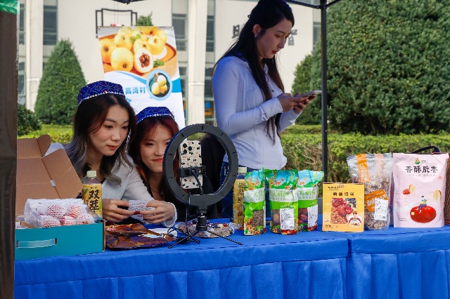 浙江工商職院第22屆校園商品展銷會現場 學校供圖.jpg