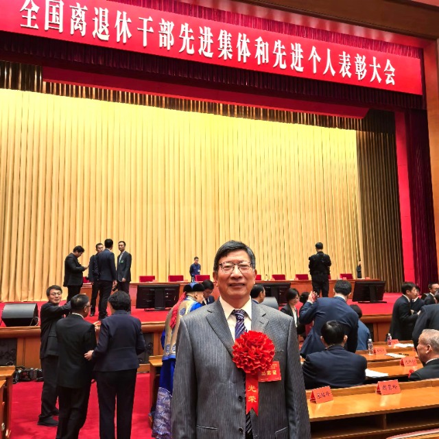 忻元華在表彰大會(huì)現(xiàn)場 學(xué)校供圖.jpg 忻元華在表彰大會(huì)現(xiàn)場 學(xué)校供圖.jpg