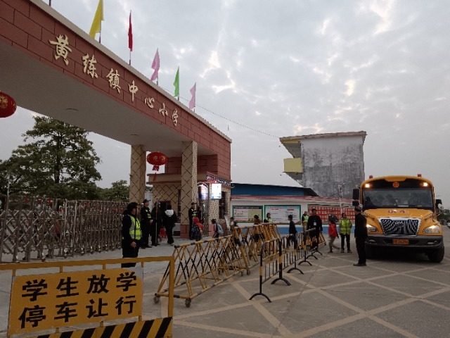 黃練鎮中心小學學生下校車照片3.jpg