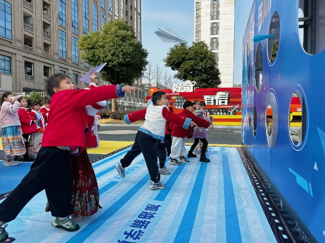 寧波奉化區岳林中心小學學生參加“智飛未來，與AI同行”開學活動 學校供圖.jpg