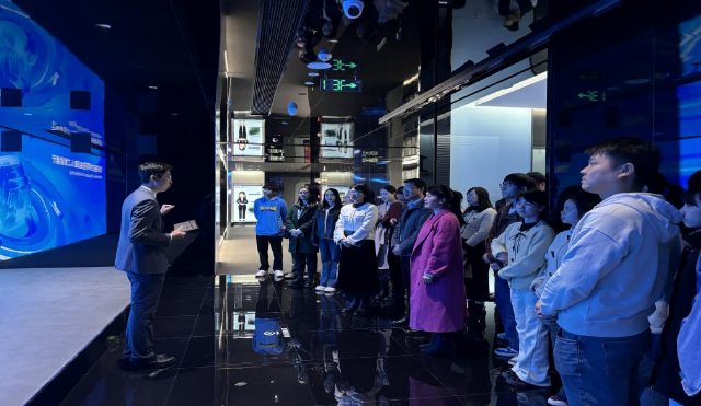 技術(shù)人員向師生展示AI在農(nóng)業(yè)方面的應(yīng)用.png 技術(shù)人員向師生展示AI在農(nóng)業(yè)方面的應(yīng)用.png