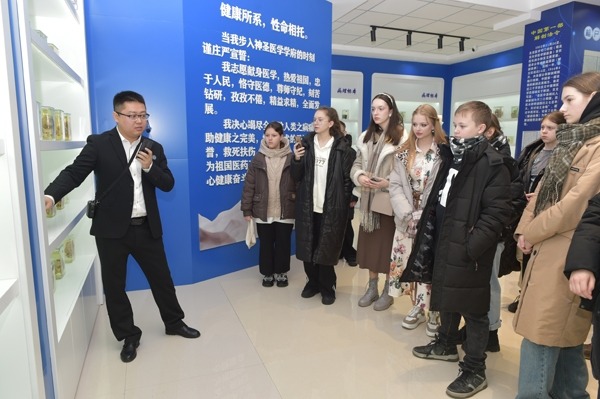 來訪師生參觀生命科學館。學校供圖。.jpg 來訪師生參觀生命科學館。學校供圖。.jpg