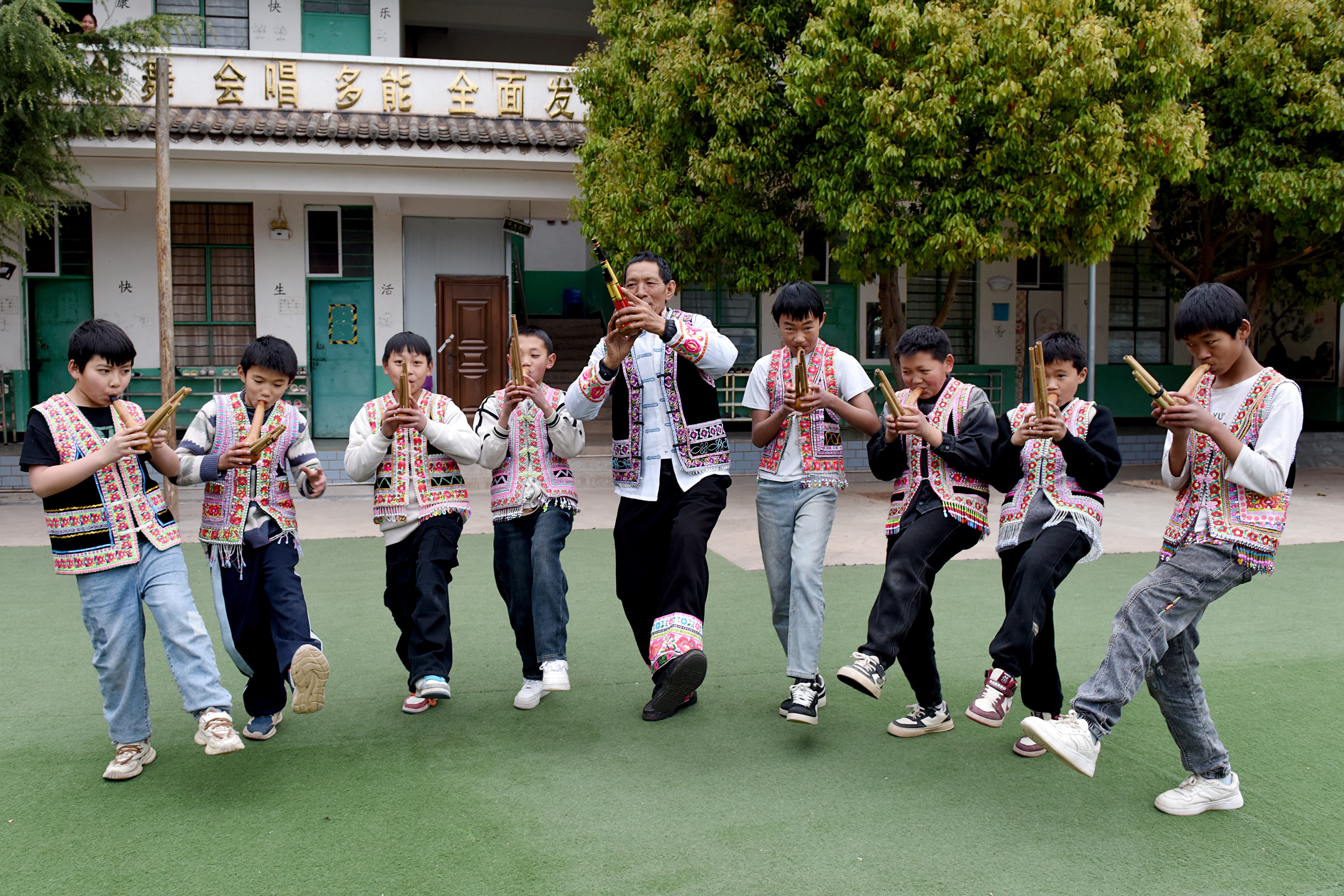 馬游小學周三的蘆笙社團課上，非遺文化省級傳承人郭自林老師手把手教學生們吹奏蘆笙調。（蔡興華  攝影）.JPG