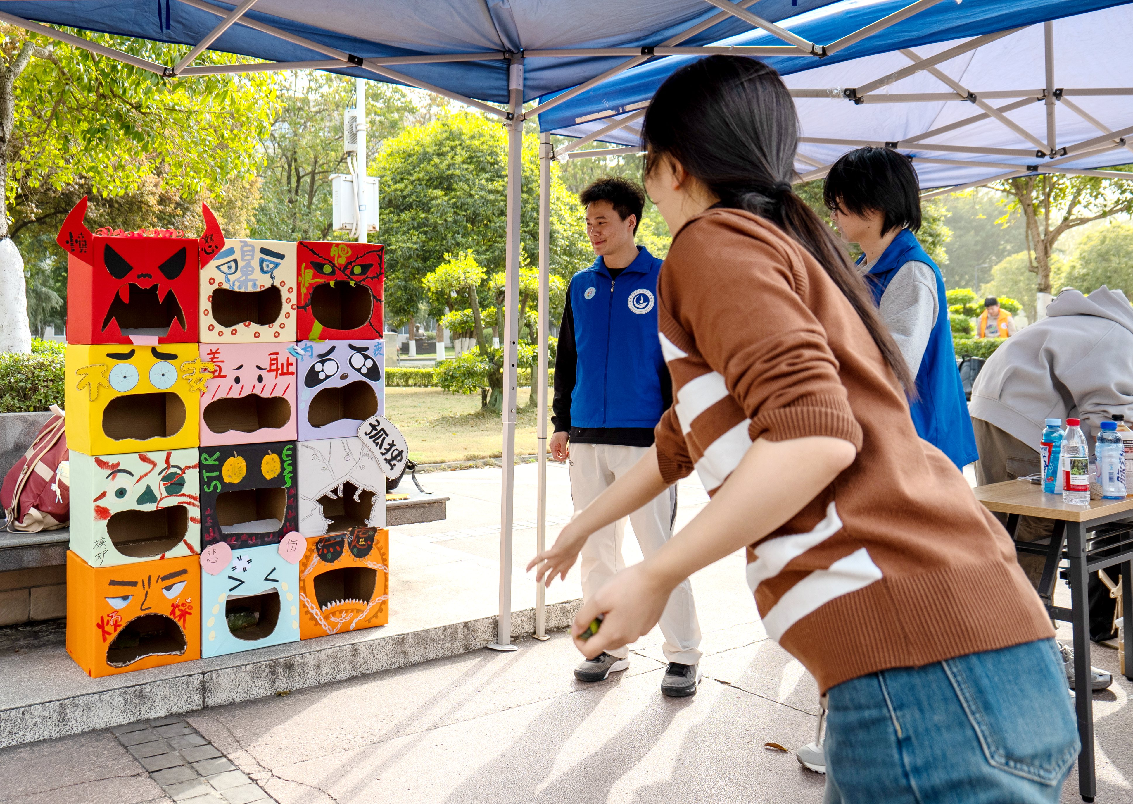 學(xué)生在“撥云見心”游戲中擊落情緒沙包-張世軼攝.jpg