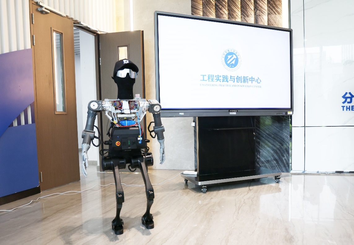 北航首個人形機器人“工創一號”。學校供圖.jpg