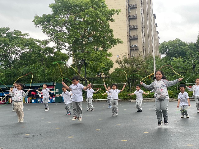 寧波市海曙區雅悅幼兒園的孩子們在跳繩鍛煉 幼兒園供圖.jpg 寧波市海曙區雅悅幼兒園的孩子們在跳繩鍛煉 幼兒園供圖.jpg