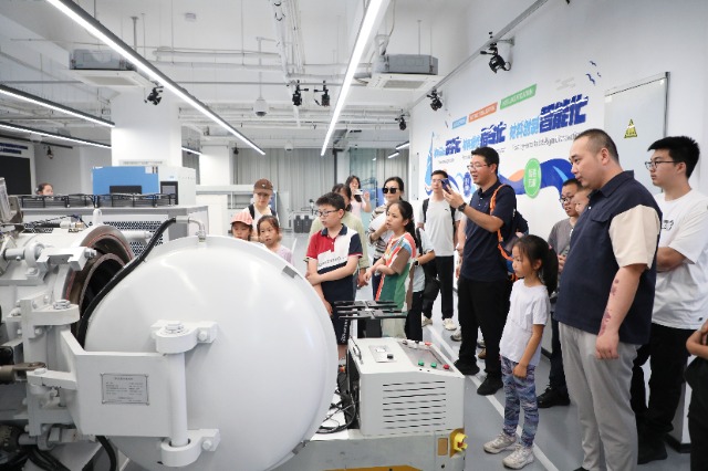 公眾參觀中國科學院寧波材料所海洋材料智能創造制備平臺 寧波材料所供圖.jpg 公眾參觀中國科學院寧波材料所海洋材料智能創造制備平臺 寧波材料所供圖.jpg