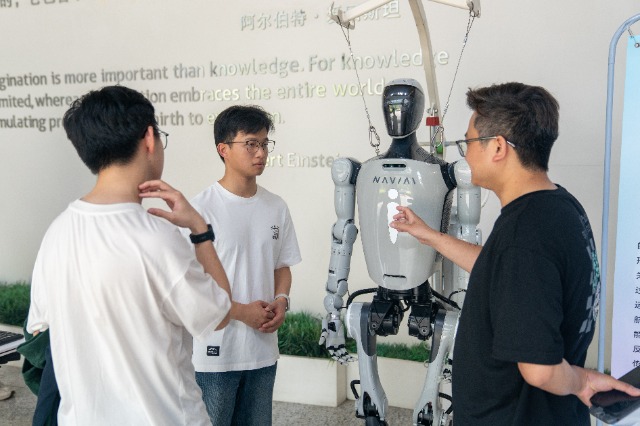 公眾參與體驗中國科學院寧波材料所機器人科技成果 寧波材料所供圖.jpg 公眾參與體驗中國科學院寧波材料所機器人科技成果 寧波材料所供圖.jpg