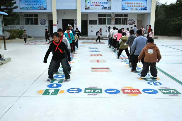 和平小學學生開展地面游戲.jpg 和平小學學生開展地面游戲.jpg