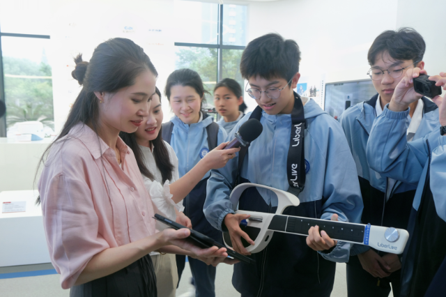 寧波科技高中學生體驗無弦吉他 學校供圖.png