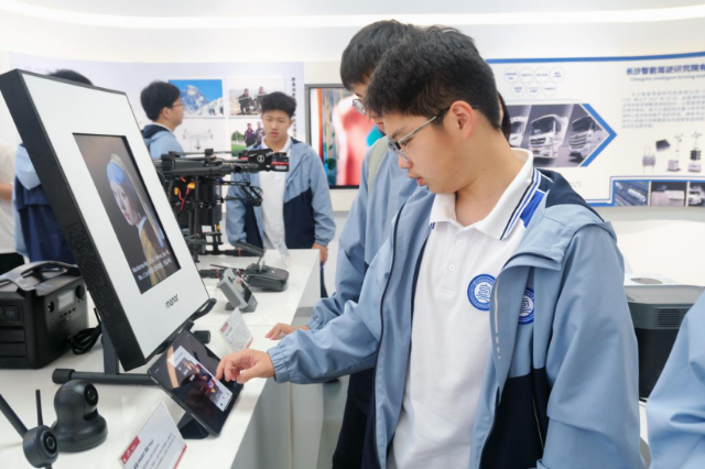 寧波科技高中學生參觀寧波智能技術研究院 學校供圖.png