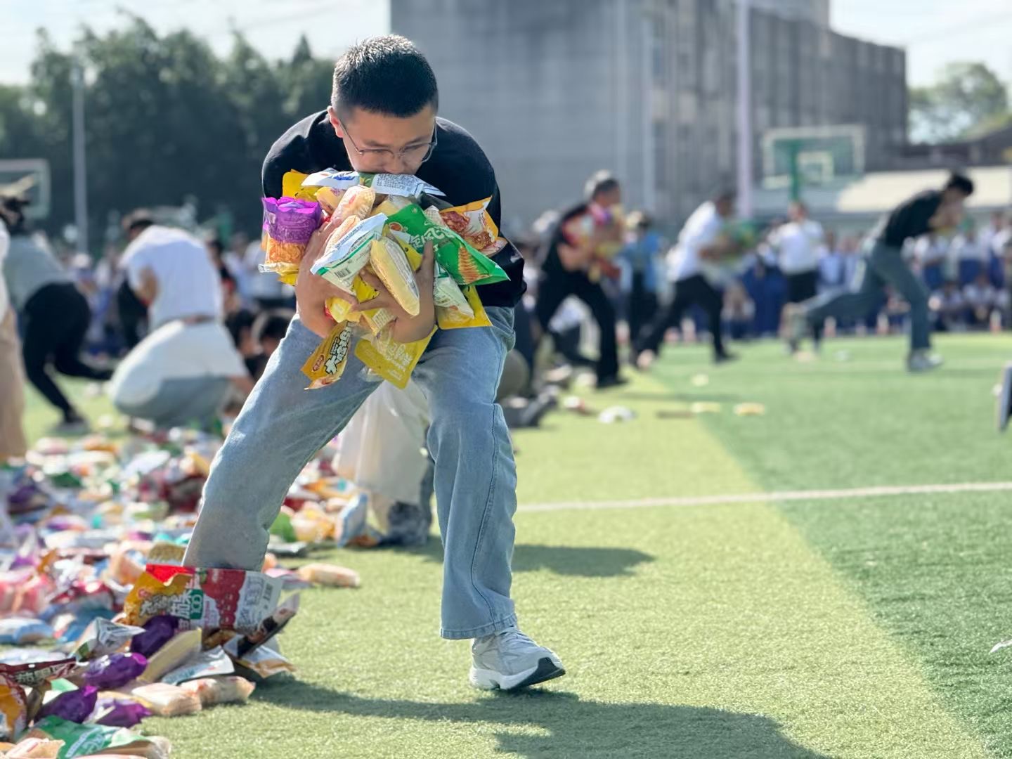班主任搶零食大戰 景東一中供圖1.jpg