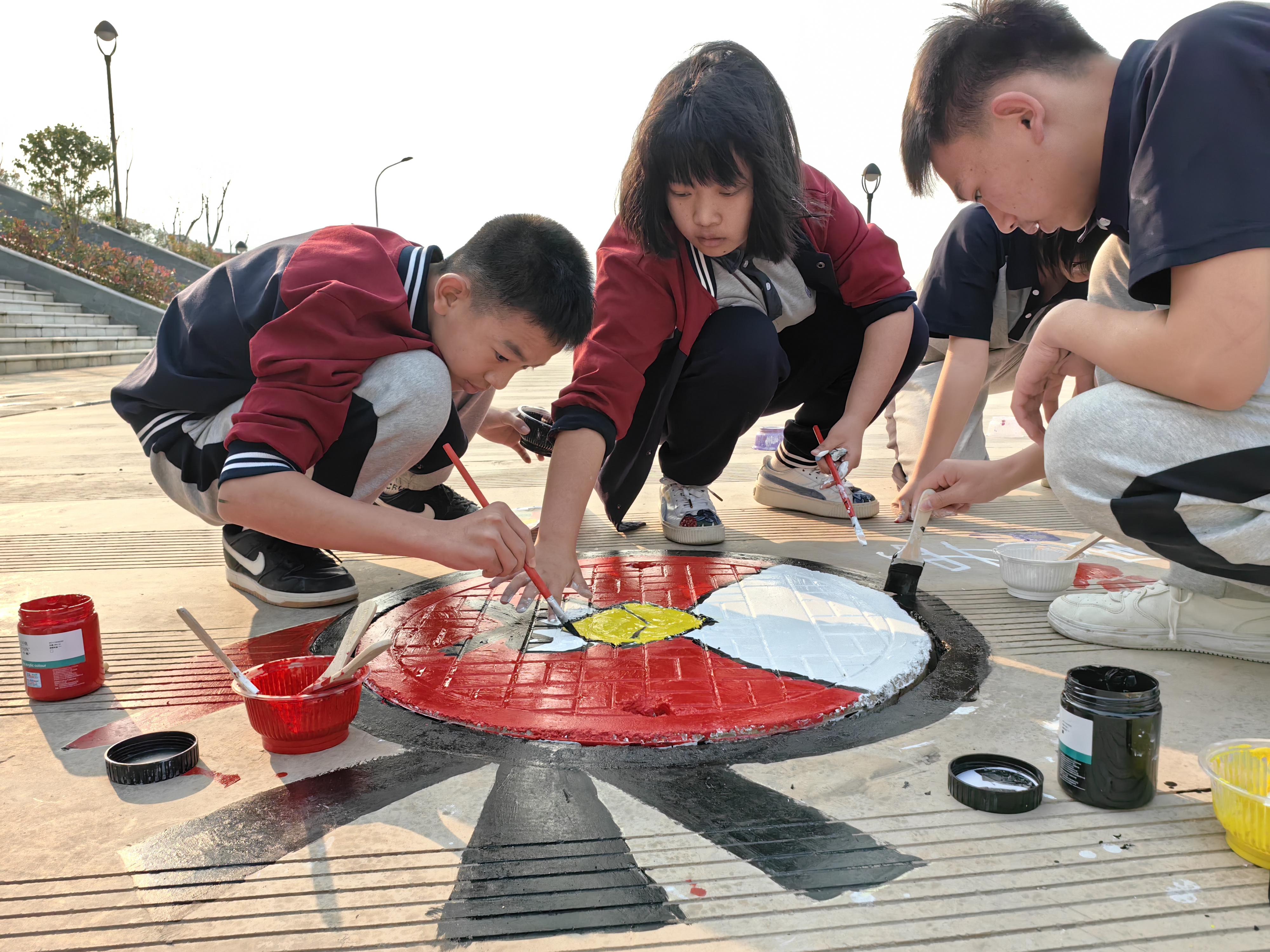 師生共繪井蓋 無量中學供圖2.jpg