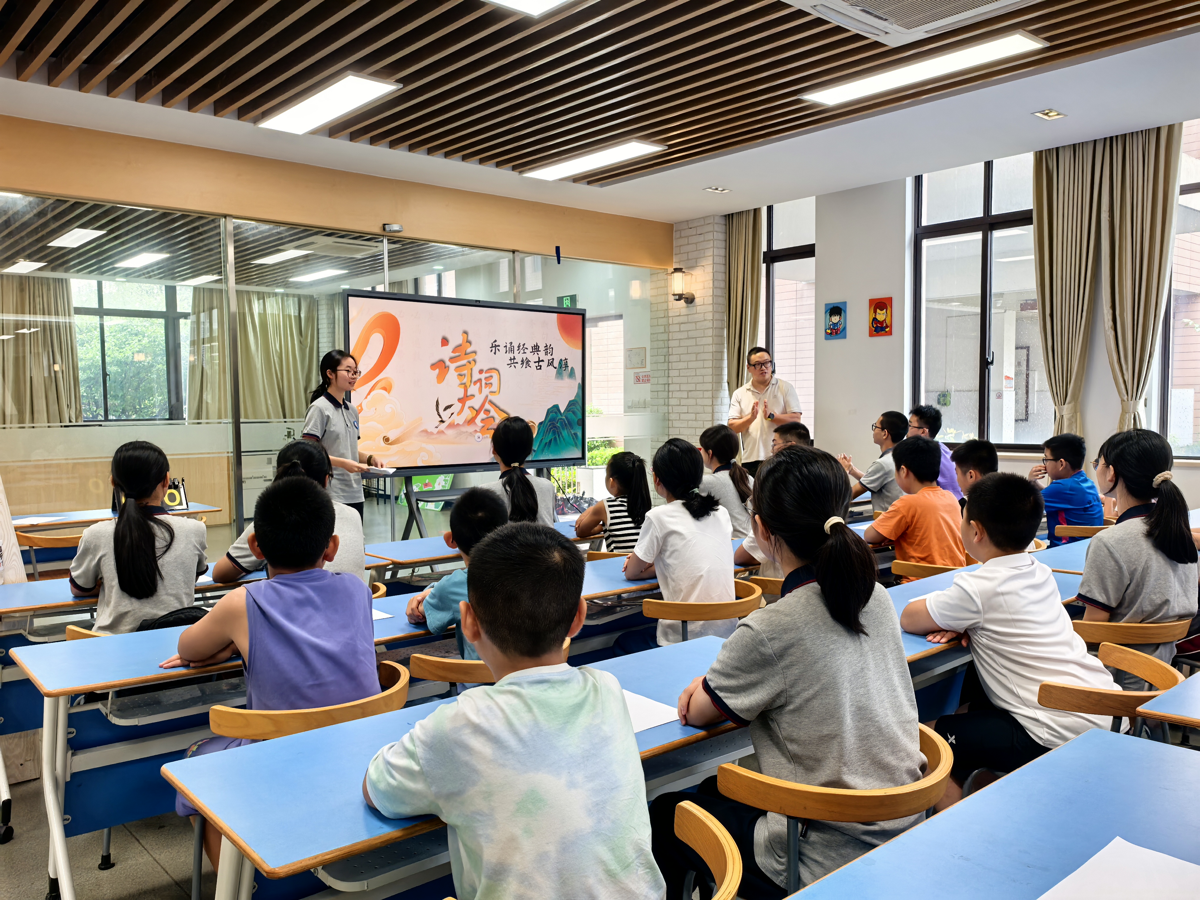 寧波鎮(zhèn)海區(qū)駱駝實驗學校在校園圖書館舉行詩詞大會 史望穎 攝.jpg