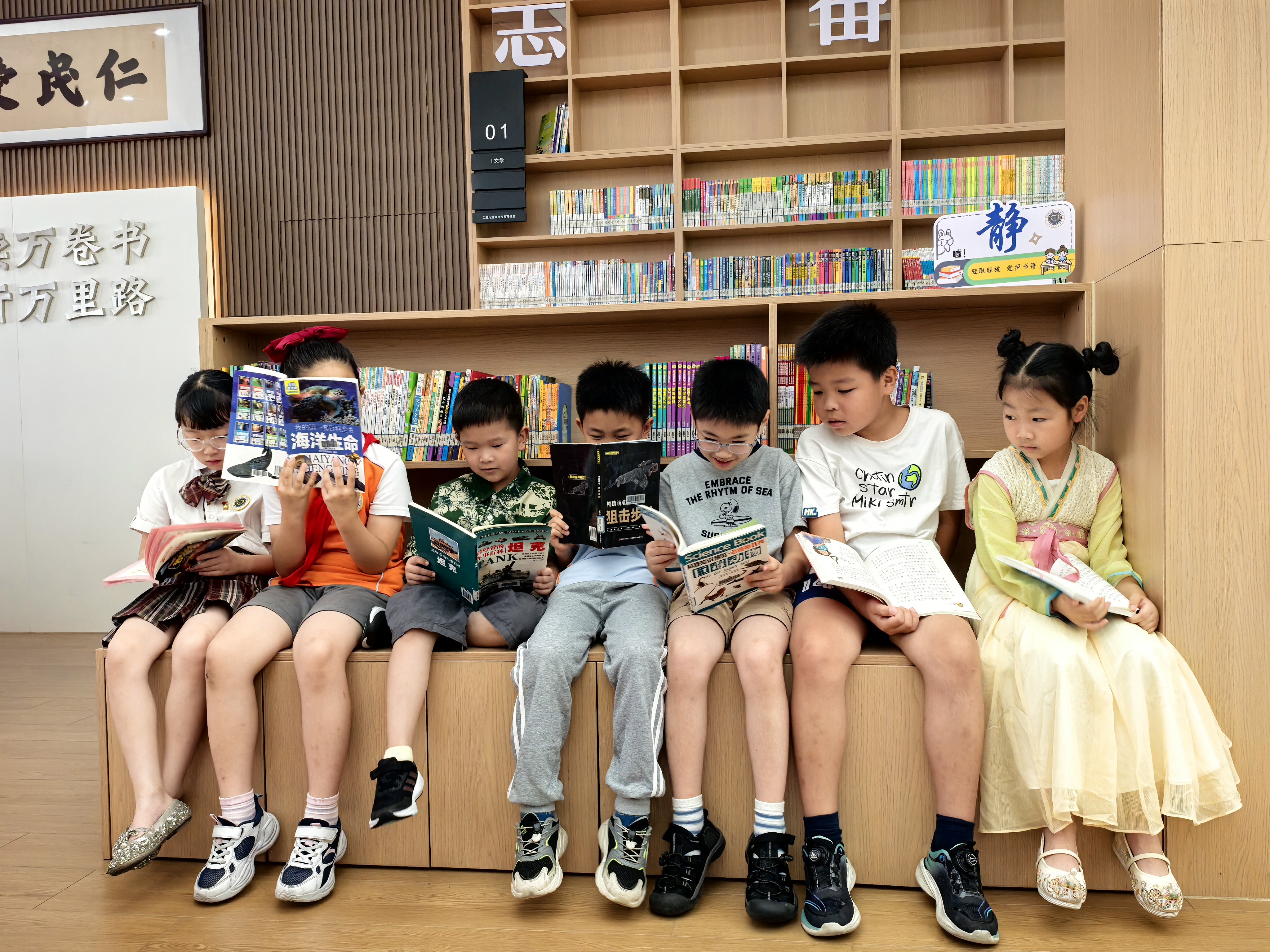 寧波鎮(zhèn)海區(qū)仁愛教育集團九龍湖分校的學生們在校園圖書館閱讀 史望穎 攝.jpg