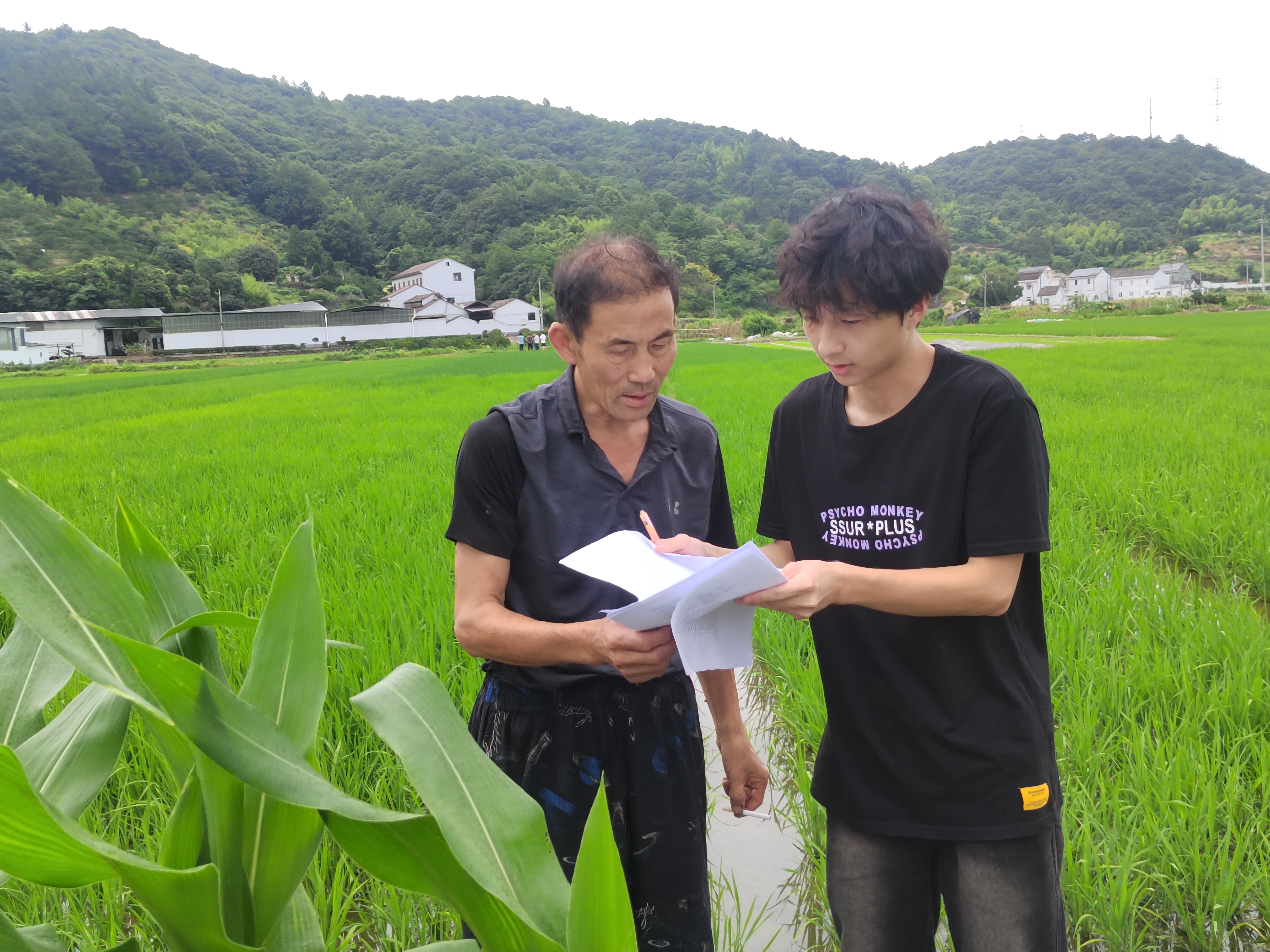 寧波財經學院“數智賦能鄉村”社會實踐團調研農戶需求 學校供圖.jpg