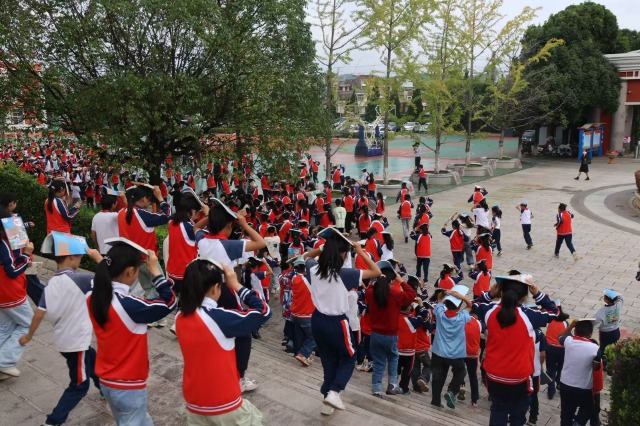 沾益區(qū)水橋小學開展應(yīng)急疏散演練 吳珂楠拍攝.jpg