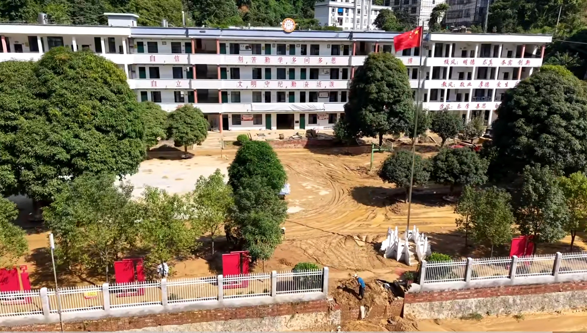 谷拉鄉(xiāng)中心學(xué)校受災(zāi)全貌——周華信攝  1.jpg