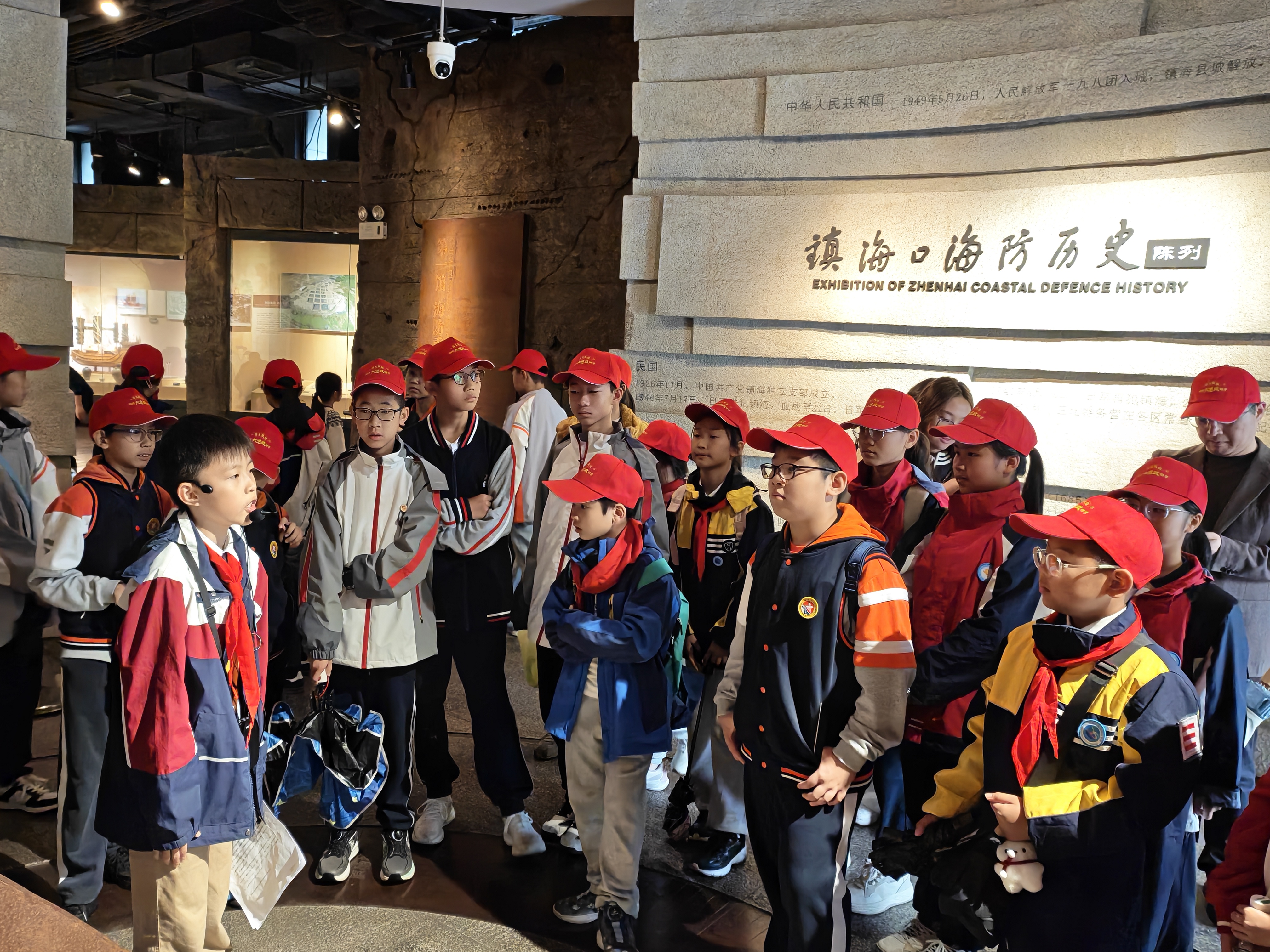 鎮海區學生在鎮?？诤７罋v史紀念館研學  鎮海區教育局供圖.jpg