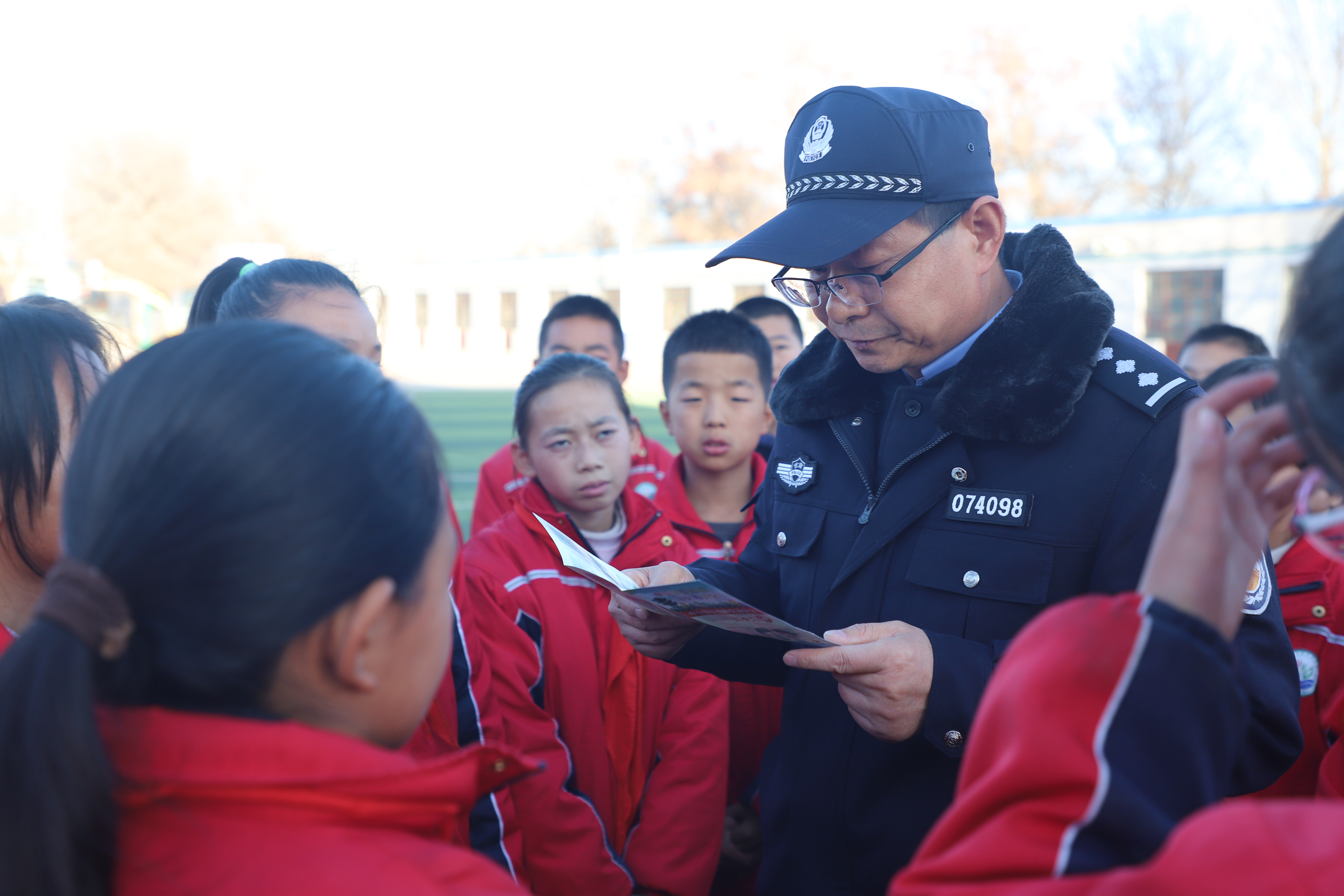 警察同志給孩子們講解法治知識(shí).jpg 警察同志給孩子們講解法治知識(shí).jpg
