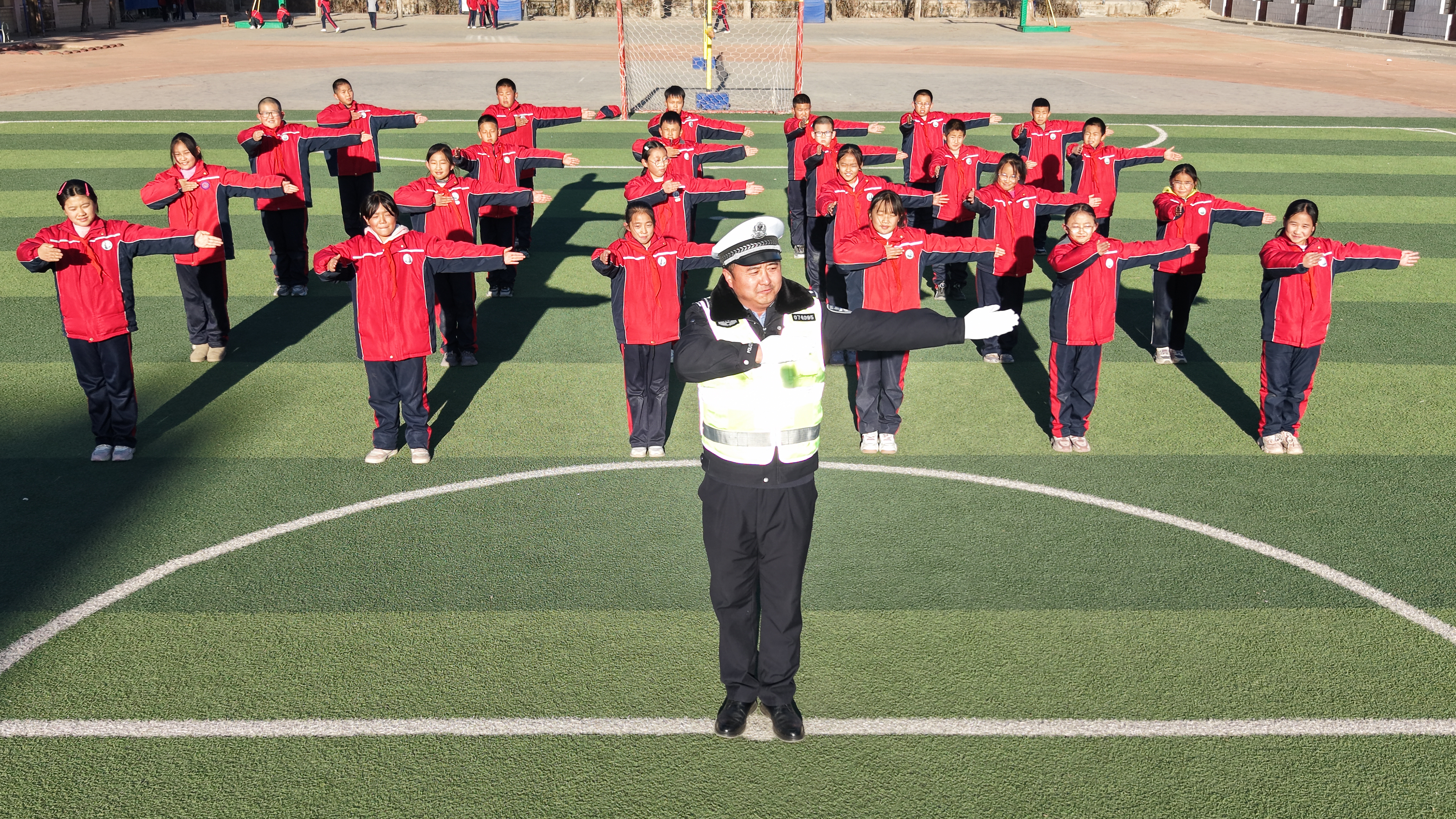 講解交通手勢(shì).jpg 講解交通手勢(shì).jpg