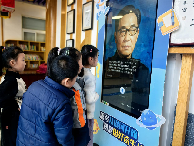 寧波市鄞州區(qū)東南小學(xué)學(xué)生與“AI虛擬院士”互動 學(xué)校供圖.png