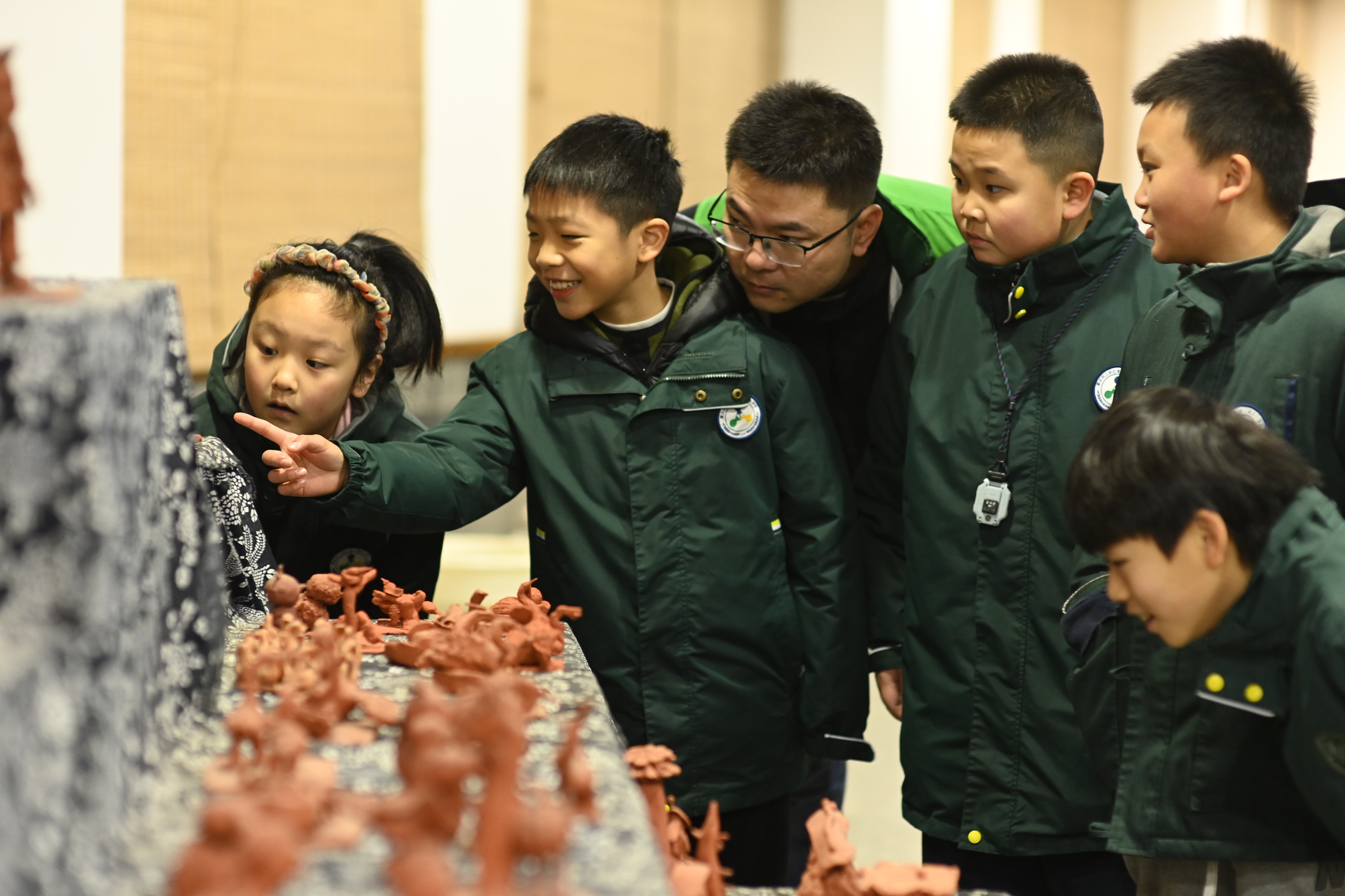 1月15日,兩江新區童心青禾小學,孩子們陶藝課場景通過網絡直播向全國教育工作者展示。.JPG 1月15日,兩江新區童心青禾小學,孩子們陶藝課場景通過網絡直播向全國教育工作者展示。.JPG