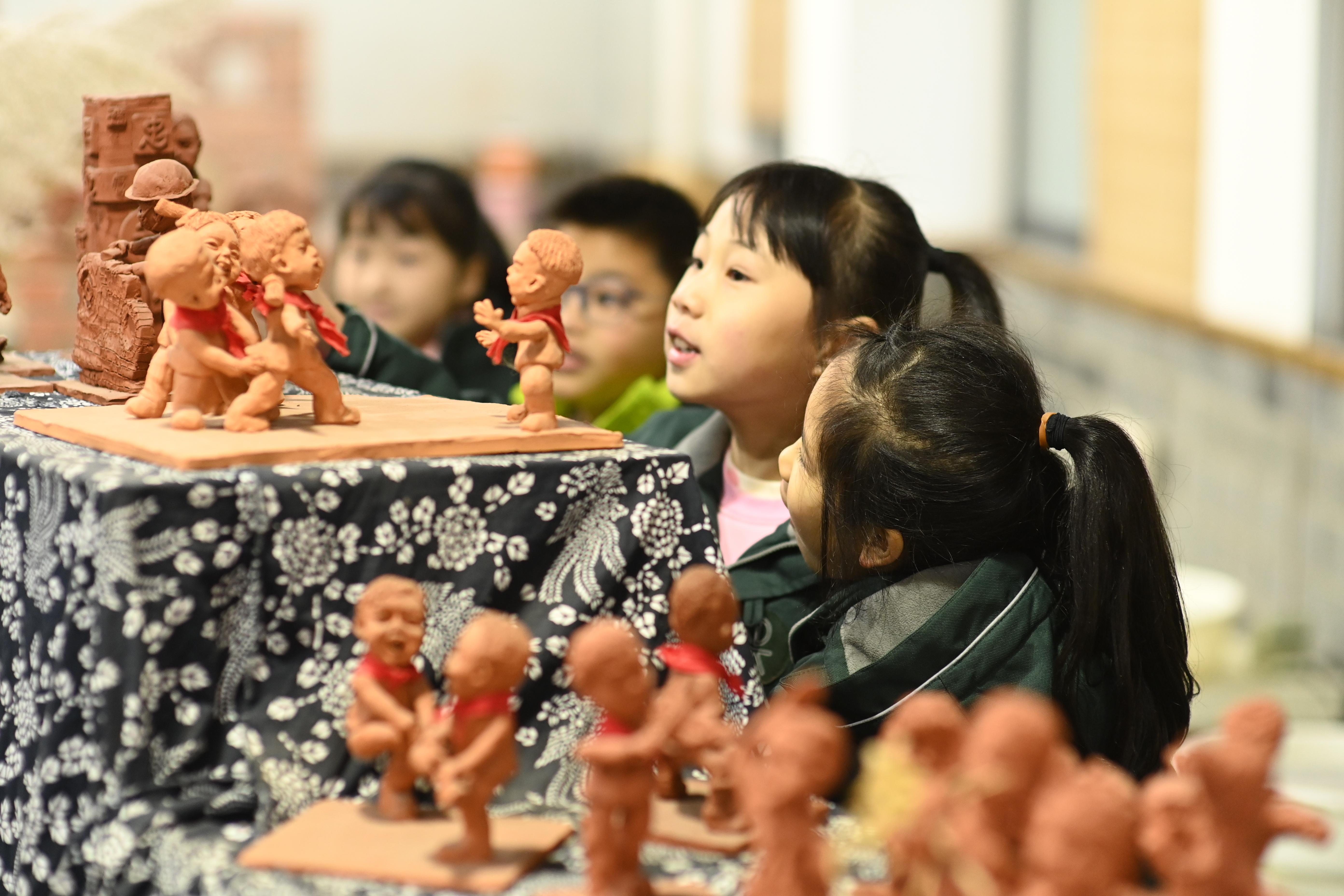 1月15日,兩江新區童心青禾小學,孩子們陶藝課場景通過網絡直播向全國教育工作者展示。.jpeg 1月15日,兩江新區童心青禾小學,孩子們陶藝課場景通過網絡直播向全國教育工作者展示。.jpeg