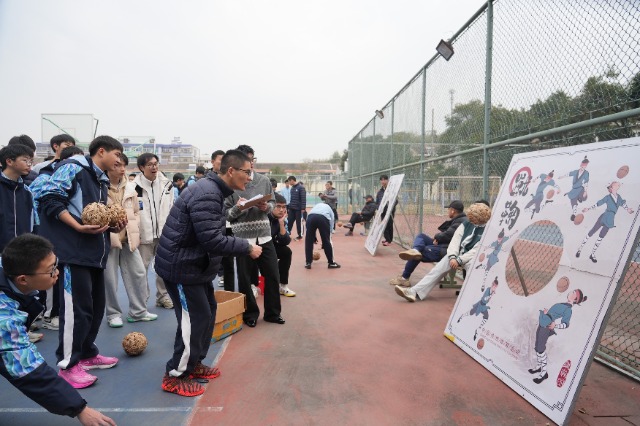 寧波正始中學學生體驗“蹴鞠”傳統體育項目 學校供圖.jpg 寧波正始中學學生體驗“蹴鞠”傳統體育項目 學校供圖.jpg