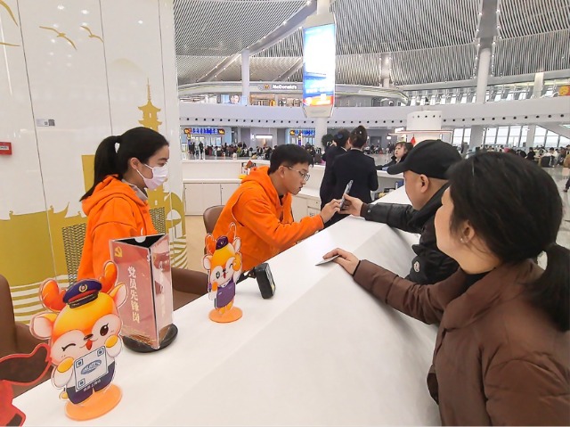 東華大學“小甜橙”在志愿服務中。學校供圖