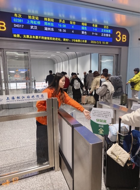 東華大學“小甜橙”在志愿服務中。學校供圖