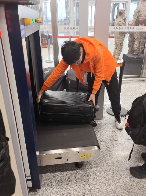 東華大學“小甜橙”在志愿服務中。學校供圖