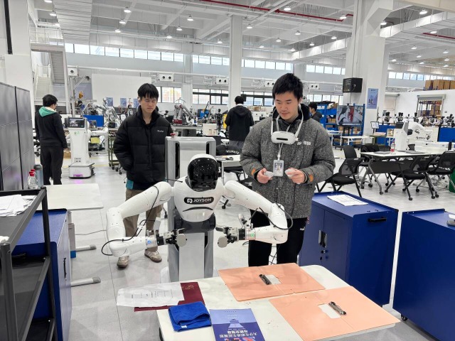 浙江工商職業技術學院“普智未來”訂單班學生在調試機器人 學校供圖.png 浙江工商職業技術學院“普智未來”訂單班學生在調試機器人 學校供圖.png