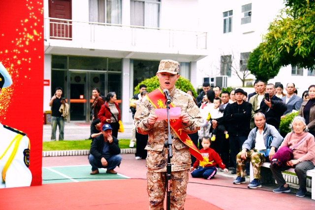 譚明作為新兵代表上臺發言.jpg 譚明作為新兵代表上臺發言.jpg