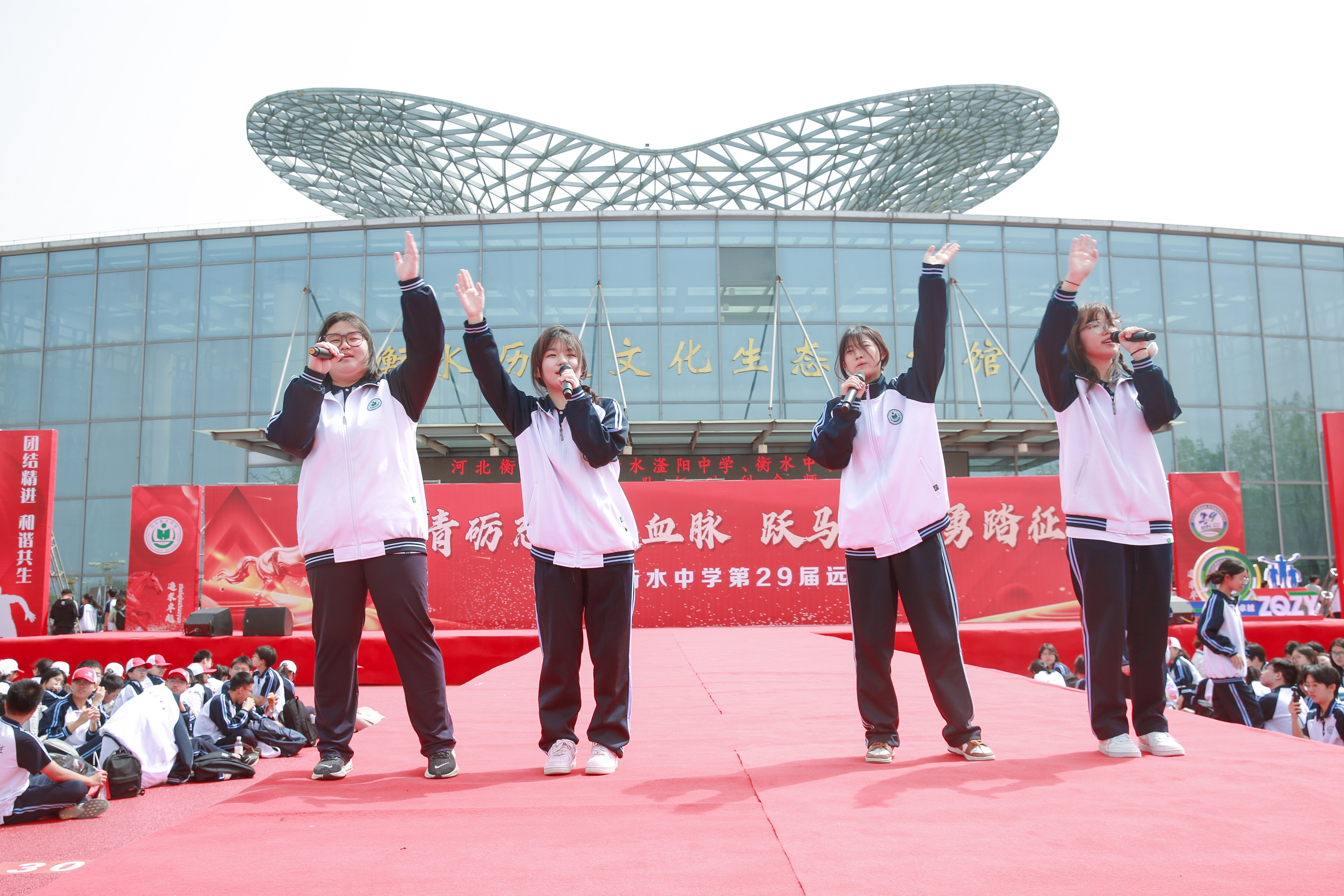 12.宿營地節(jié)目表演.jpg 12.宿營地節(jié)目表演.jpg