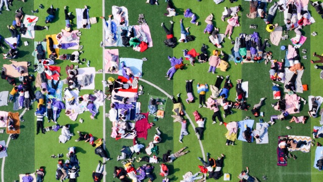 重慶市永川區(qū)興龍湖小學(xué)1-6年級(jí)4000余名師生在冬日里曬太陽 敖民極  龍紅利 .jpg