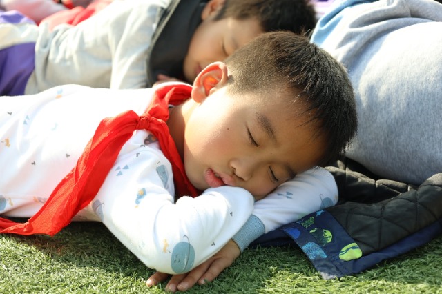 孩子們進(jìn)入甜甜的夢(mèng)鄉(xiāng) 敖民極  龍紅利 .jpg