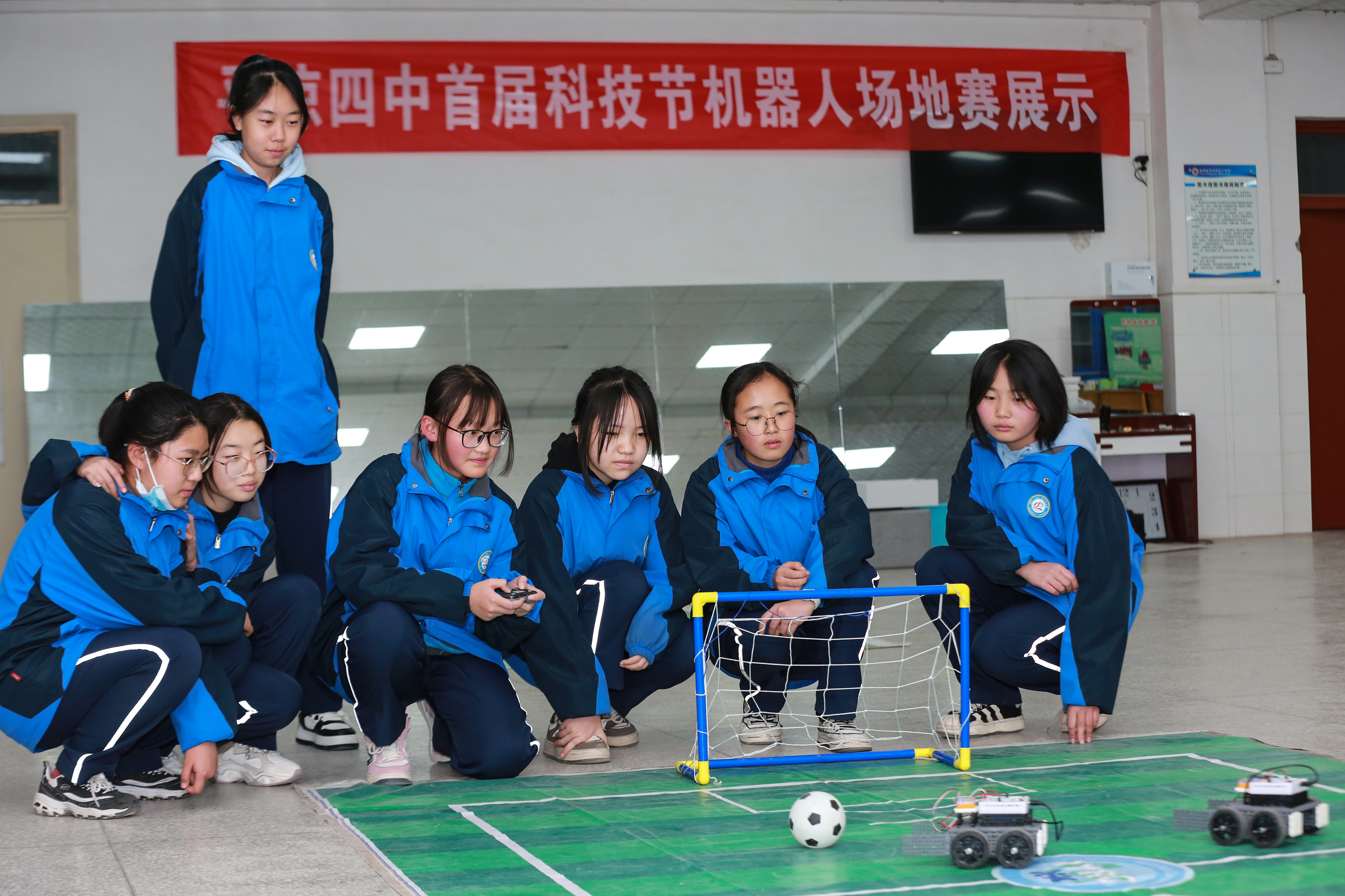 13——11月16日，在甘肅省平?jīng)鍪械谒闹袑W(xué)教育集團(tuán)總校首屆科技節(jié)活動(dòng)中，學(xué)生們?cè)跈C(jī)器人暨搭建作品展上體驗(yàn)科普設(shè)備。.JPG