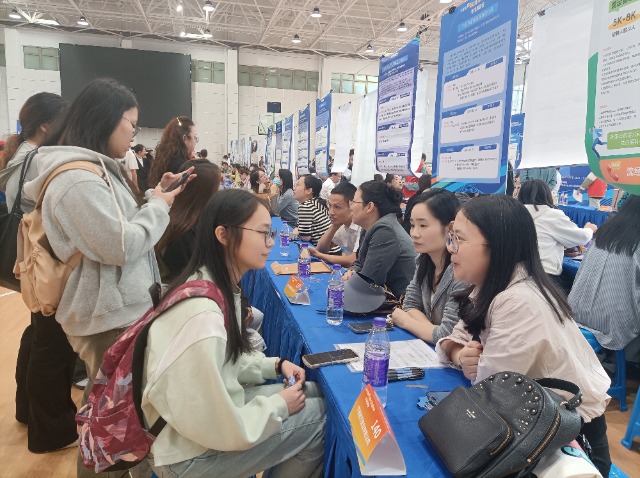 寧波市民營企業在甬高校畢業生專場招聘會 寧波市教育局供圖1.jpg