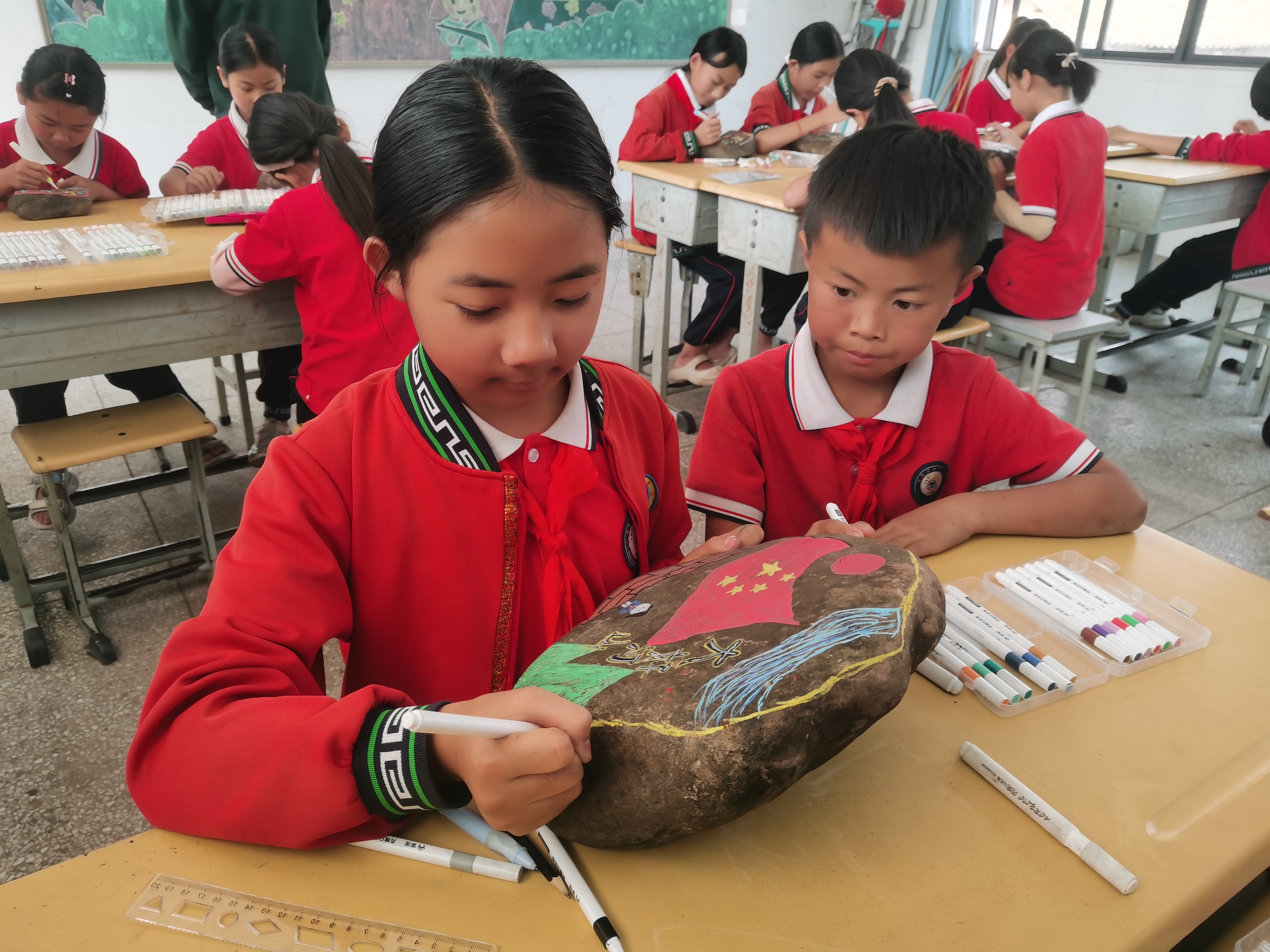 者后中學(xué)“愛國主題”石文化繪畫創(chuàng)作課堂3.jpg