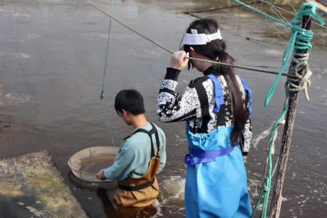 浙大寧波理工學(xué)院“智漁未來”AI無人養(yǎng)殖團隊成員赴養(yǎng)殖基地開展實地試驗 學(xué)校供圖.png
