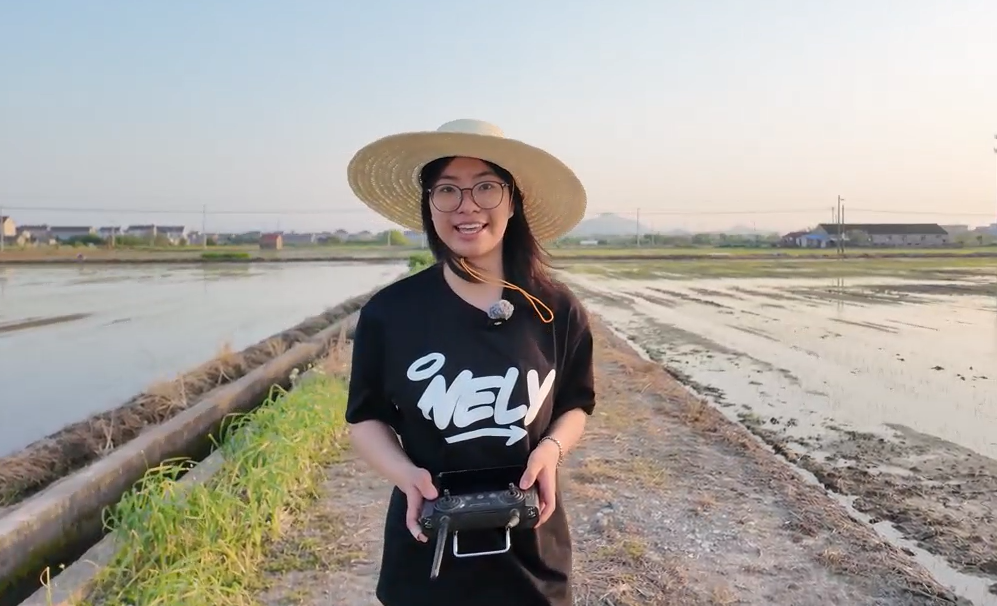 浙江工商職院學(xué)生盧紫怡正在操控植保無(wú)人機(jī) 學(xué)校供圖.png