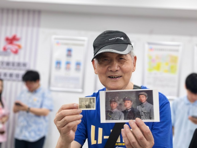 社區居民展示用AI技術修復一新的照片 古林職高供圖.jpg