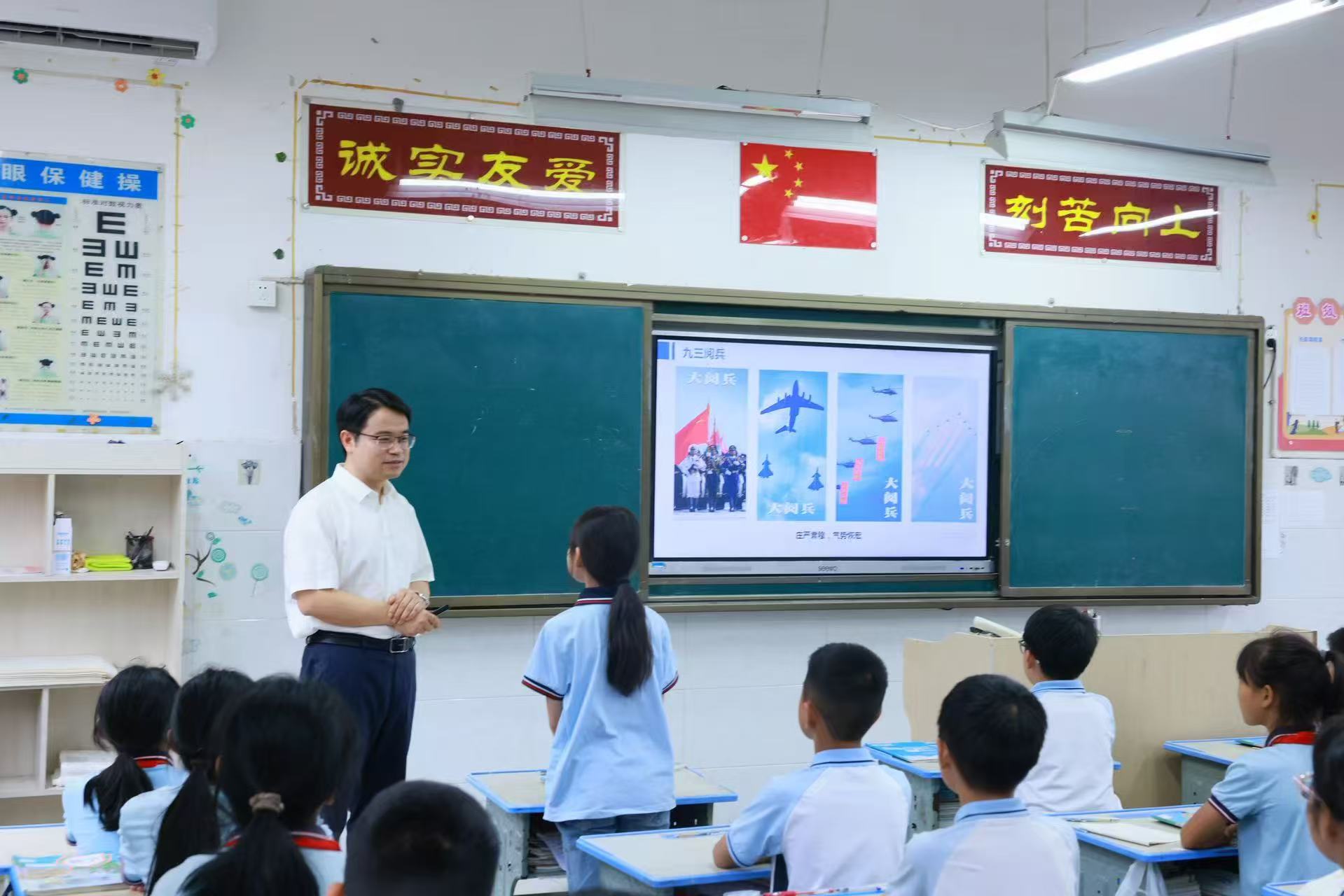 寧波大學數學與統計學院科普宣講團成員為孩子們上趣味數學課 學校供圖.jpg