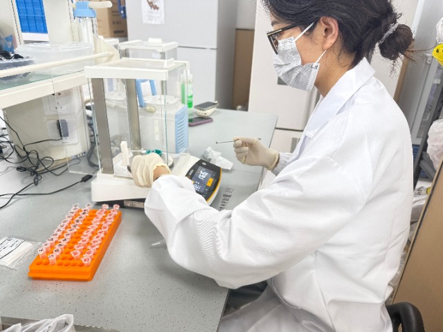 土壤生物普查團隊成員在實驗室測樣 學校供圖.jpg