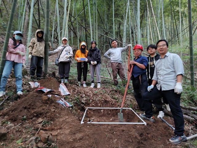 土壤生物普查團隊成員在竹林采樣 學校供圖.jpg